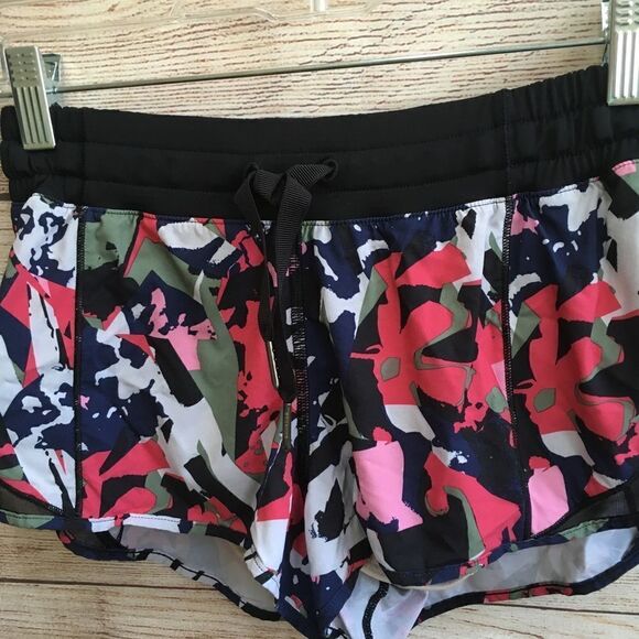 ‎LULULEMON SHORTS IN BLACK FLORAL PRINT - Picture 2 of 5